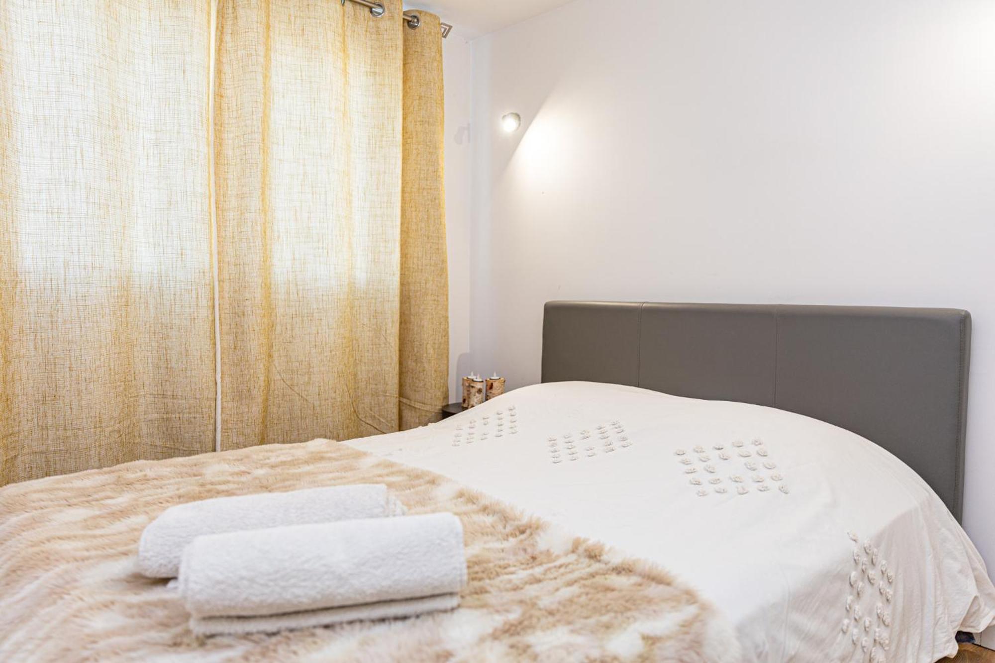 La Nuit Etoilee Aparthotel แซ็ง-มาร์ตอง-เดอ-ครูว์ ภายนอก รูปภาพ